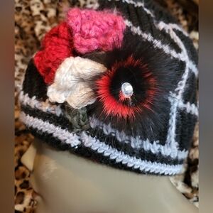 Women’s Knit Hat Black with Red/Pink Flowers OS